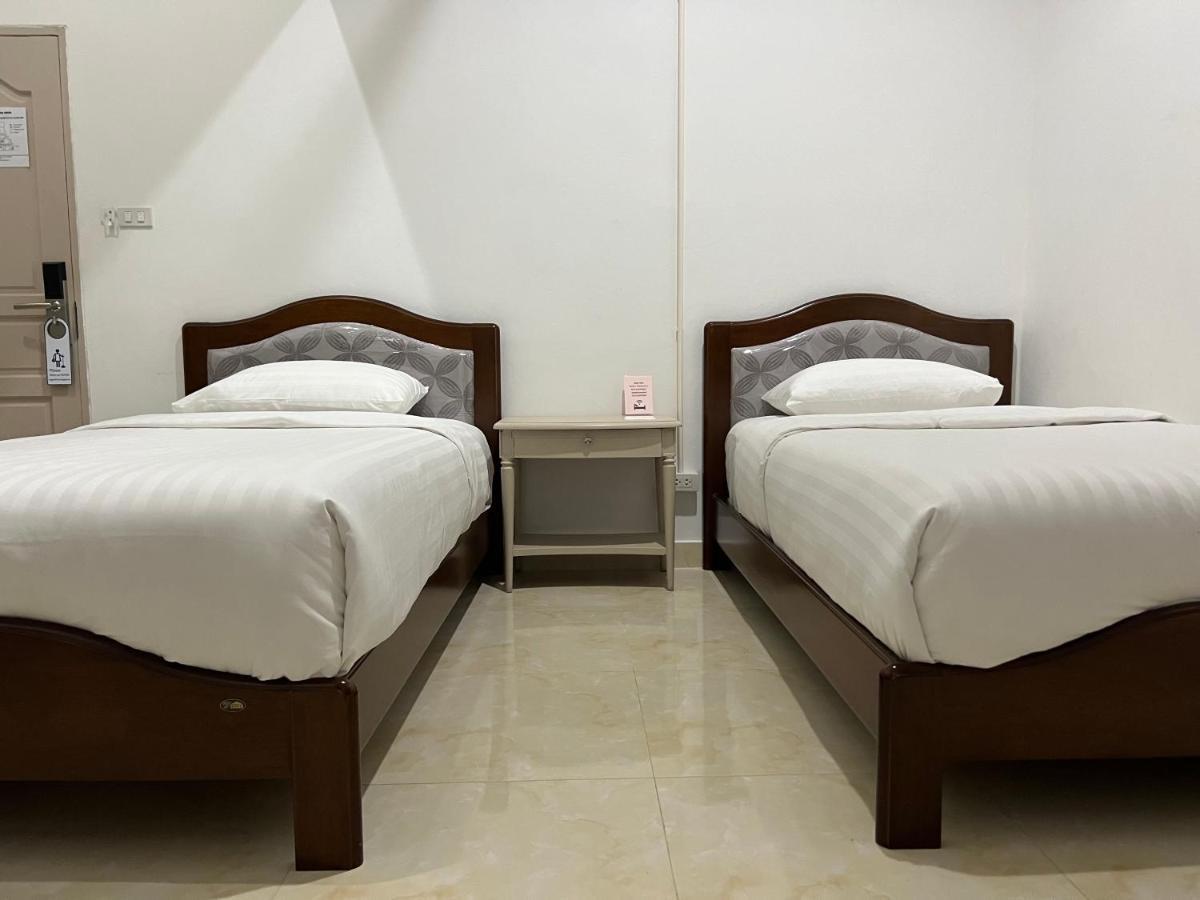 Mall Suites Hotel Банкок Екстериор снимка