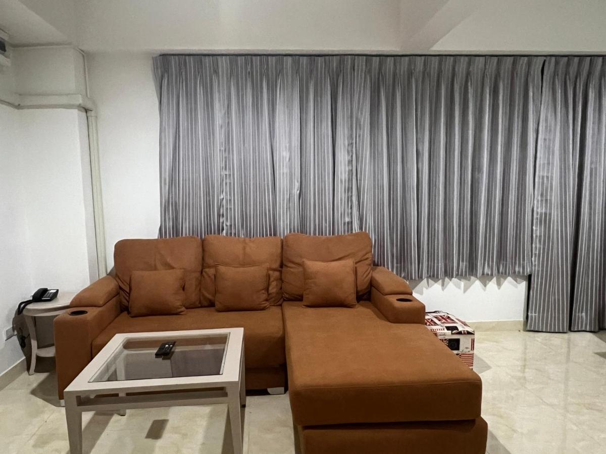 Mall Suites Hotel Банкок Екстериор снимка
