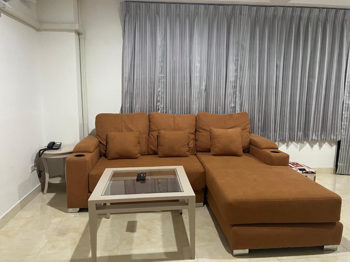 Mall Suites Hotel Банкок Екстериор снимка