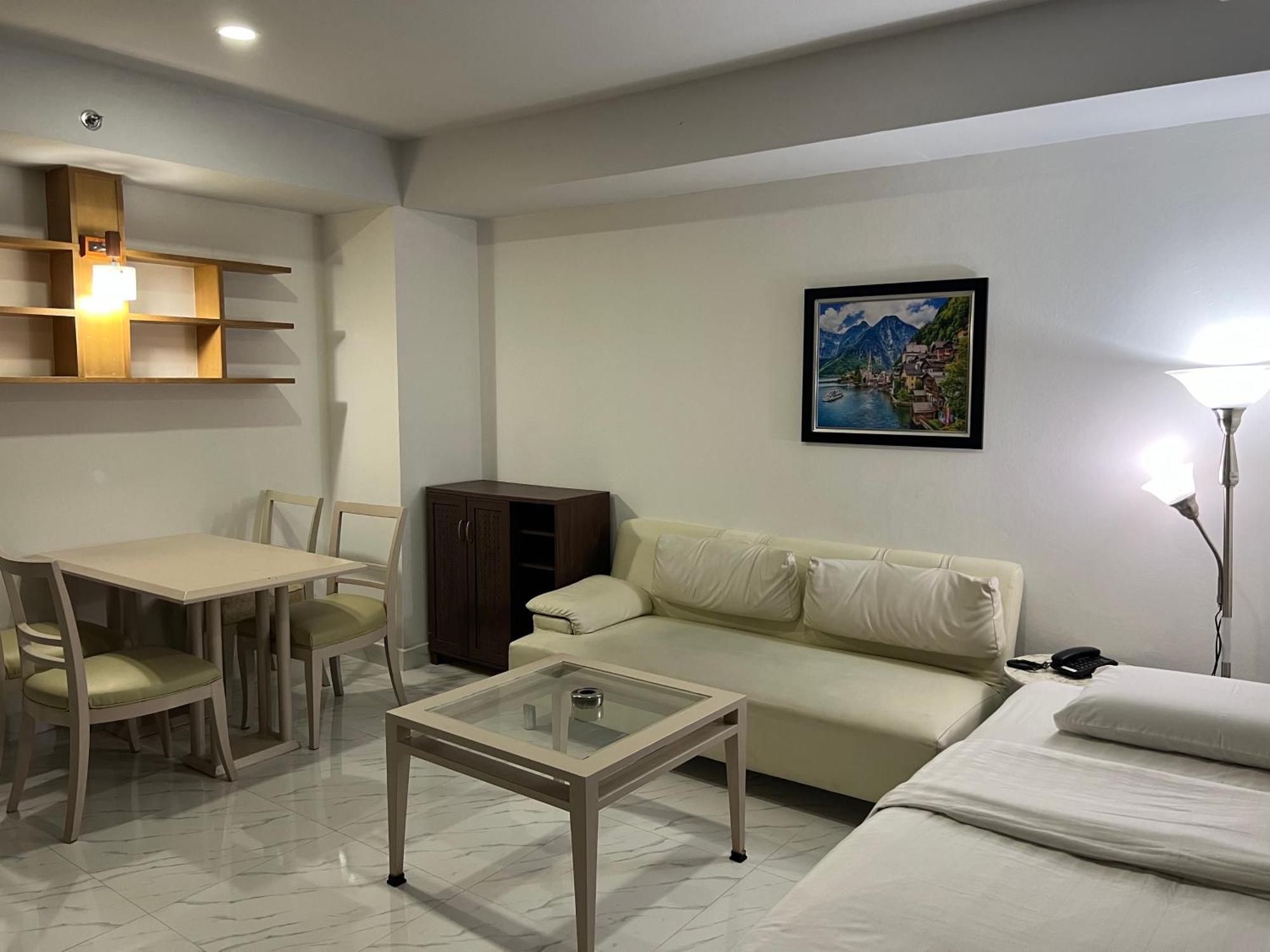 Mall Suites Hotel Банкок Екстериор снимка