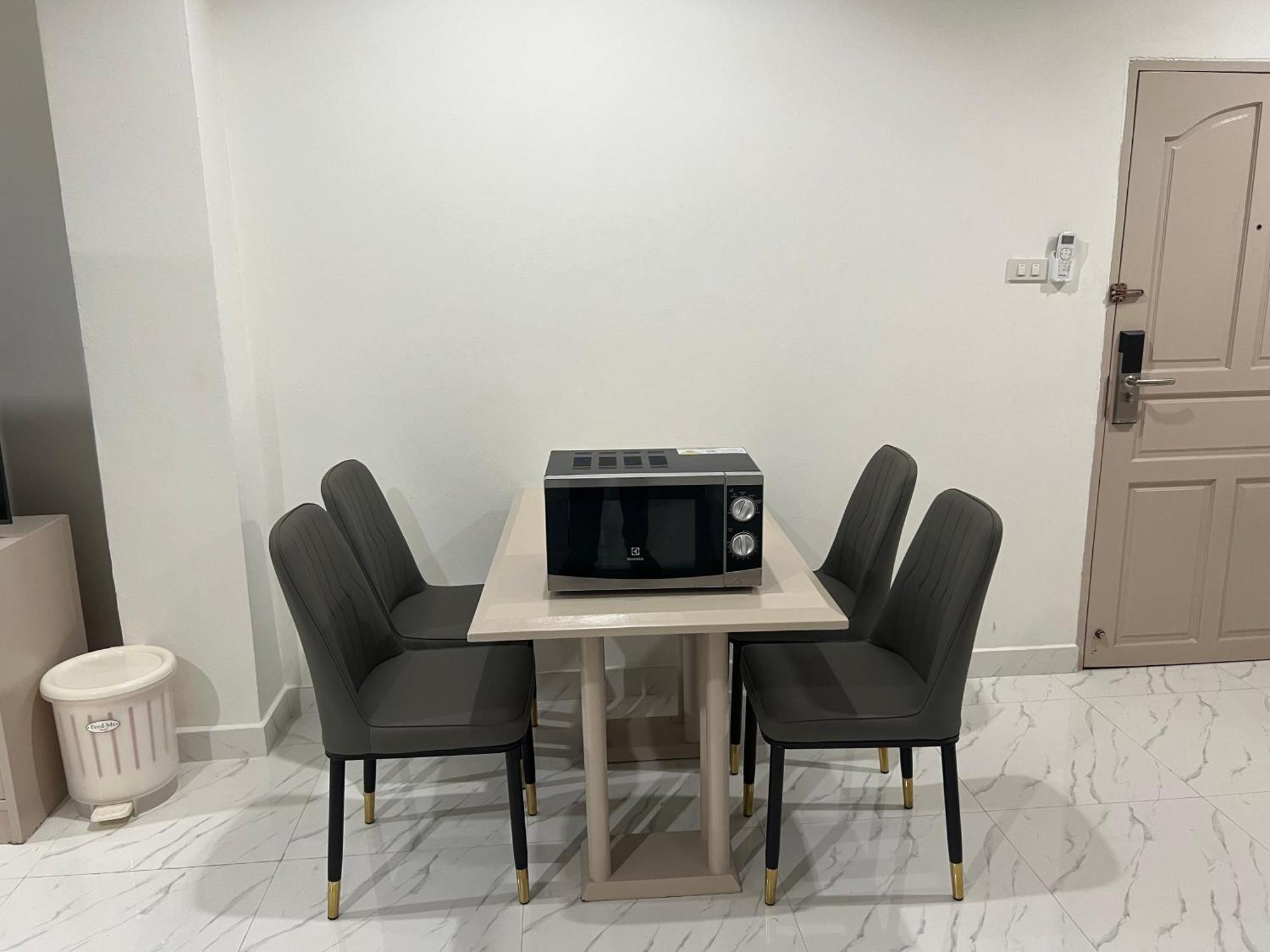 Mall Suites Hotel Банкок Екстериор снимка