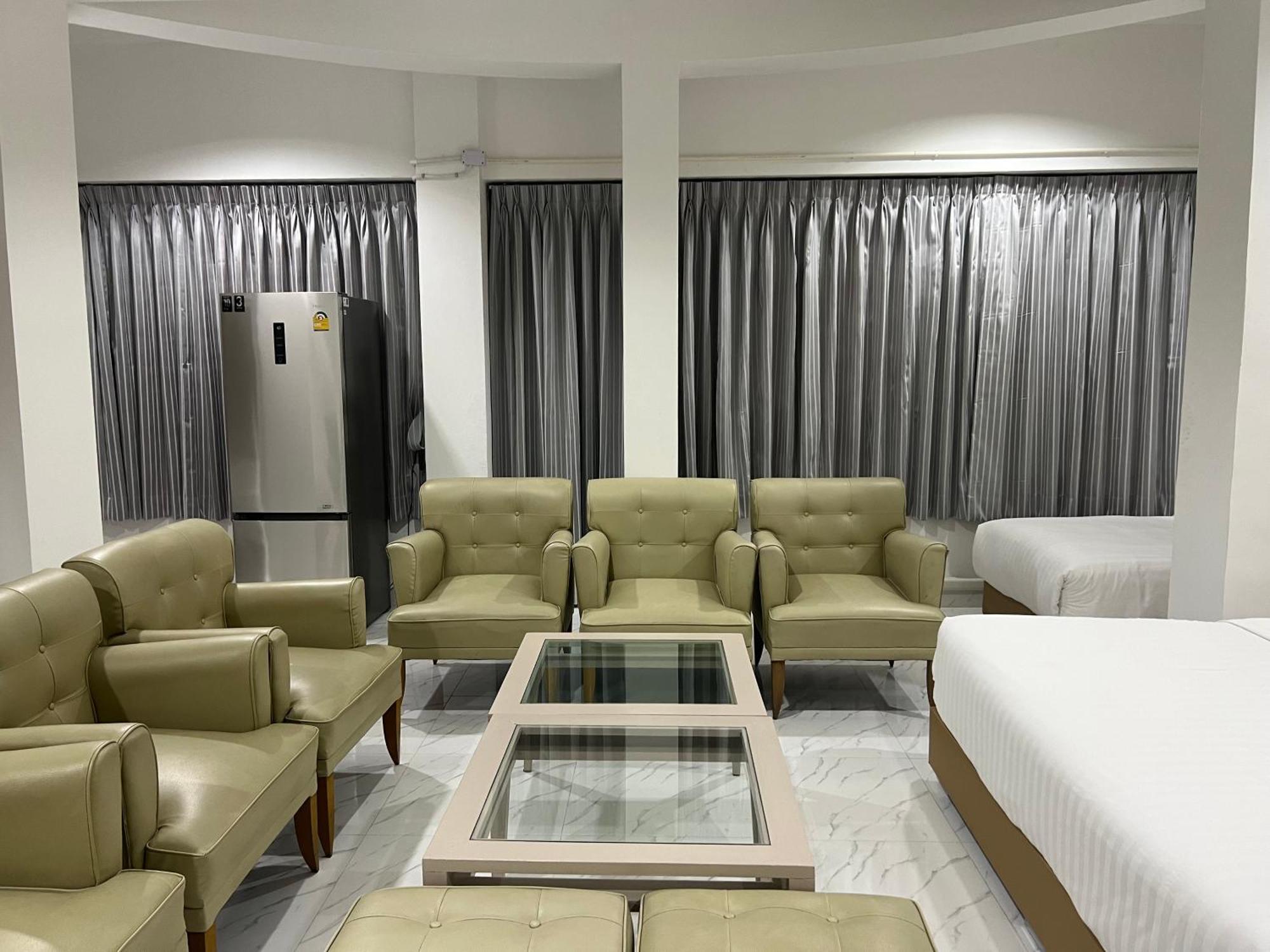 Mall Suites Hotel Банкок Екстериор снимка
