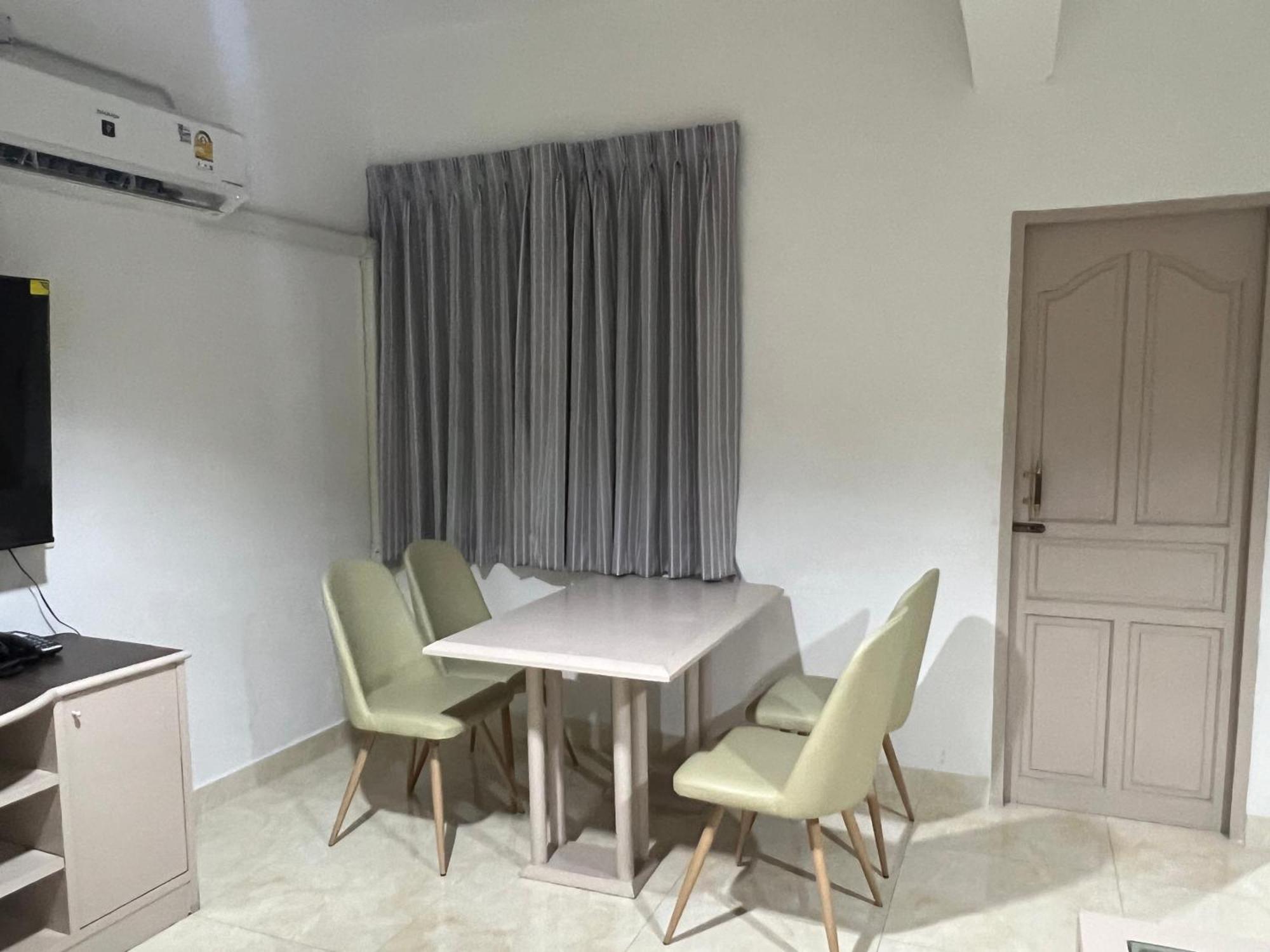 Mall Suites Hotel Банкок Екстериор снимка