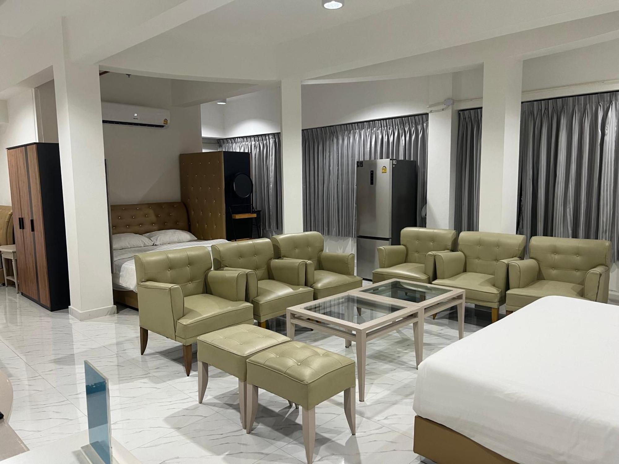 Mall Suites Hotel Банкок Екстериор снимка